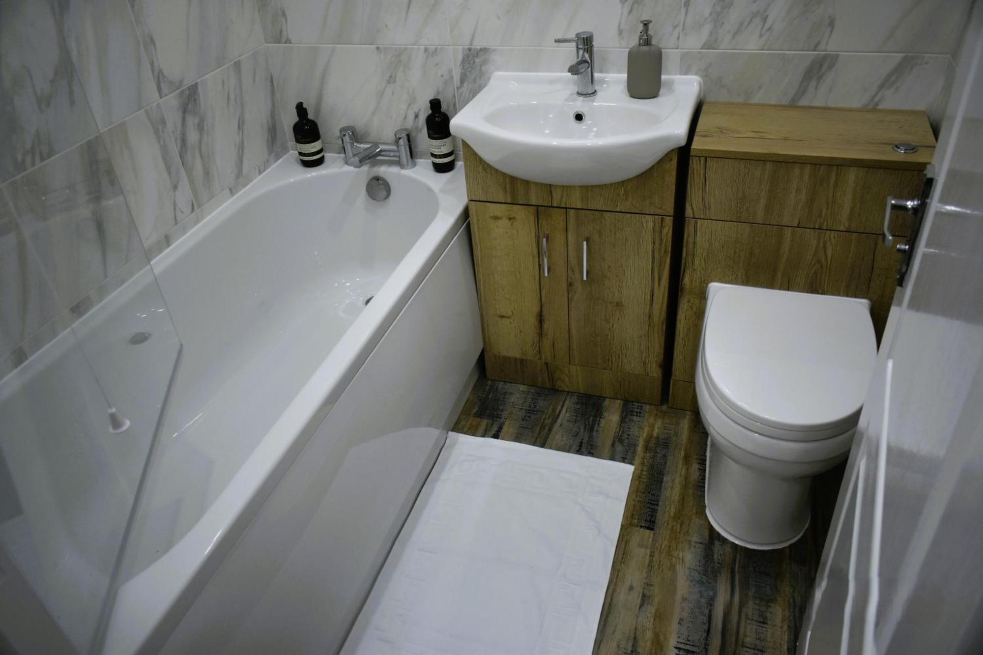 Luxury 2 Bed House With 3 Beds,3 Free Parking Lot In Dartford Near Town Centre, Adjacent Bus Stop, Train Station, Bluewater Mall, 25Mins To London City Airport,20 Miles From Central London Exterior photo