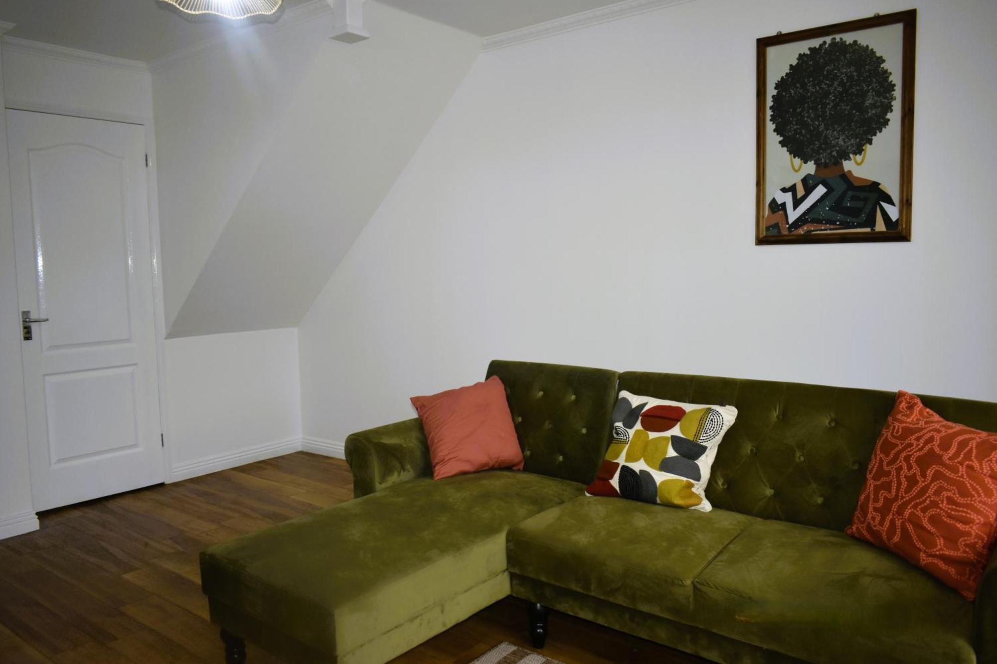 Luxury 2 Bed House With 3 Beds,3 Free Parking Lot In Dartford Near Town Centre, Adjacent Bus Stop, Train Station, Bluewater Mall, 25Mins To London City Airport,20 Miles From Central London Exterior photo